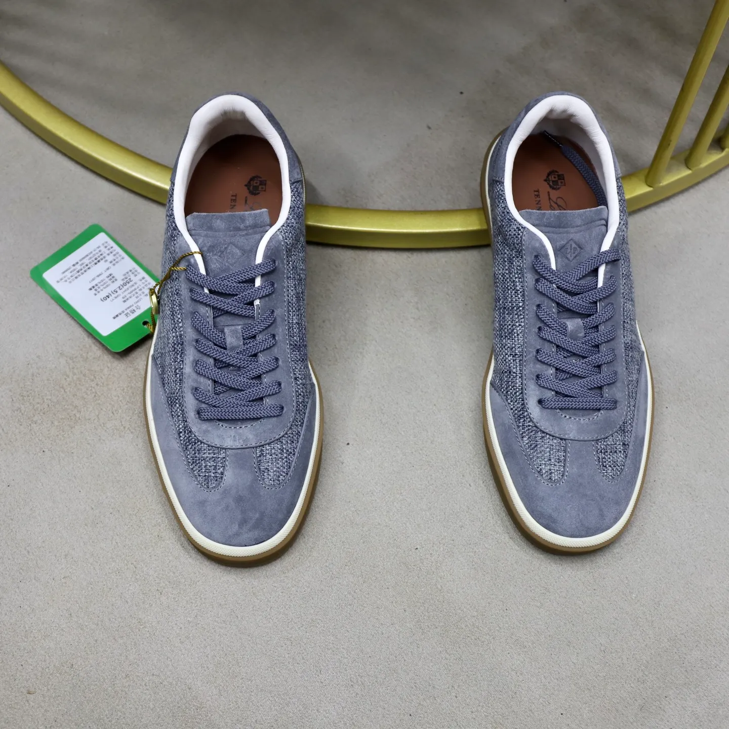 Ex-factory price: 540💰Loro Riana men’s moral training sneakers! Made from high-quality materials and designed in a low-cut silhouette, it offers an elegant and stylish look that's suitable for year-round wear. The unique double-layer sole aesthetic design, caramel cup-shaped outsole is decorated with off-white rubber trim, creating an attractive color combination. Pair with tailored pieces or jeans for a sophisticated yet casual look. The heel is decorated with soft cow leather tongue with Kummel color inserts and cotton laces with embossed LP logo. Upper: cow split suede stitching knitted fabric. Lining: original thickened soft sheepskin. Size: 38-39-40-41-42-43-44 (customized in 45.46)